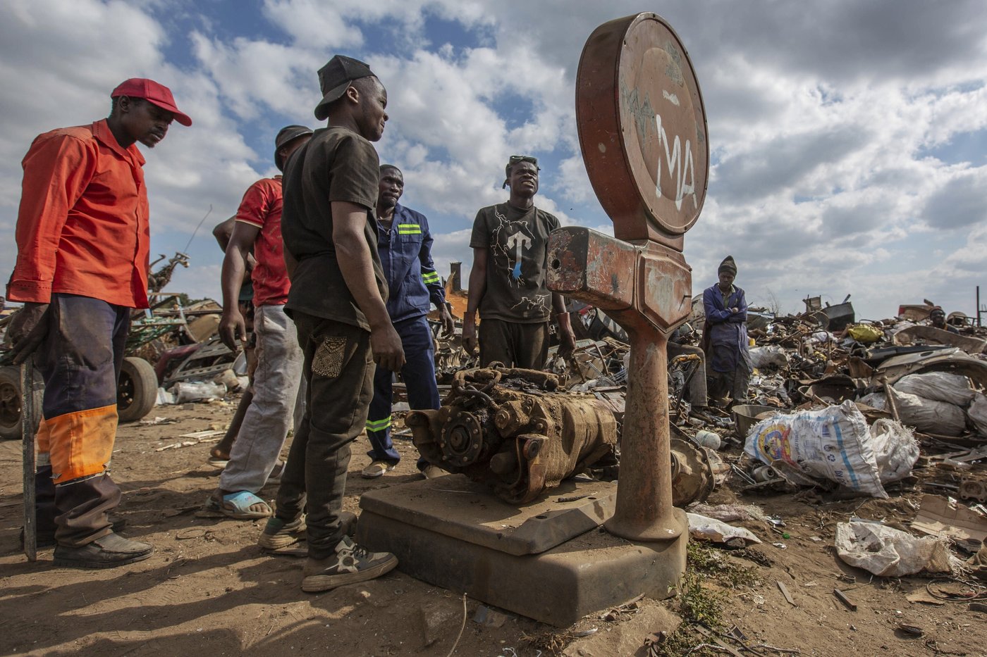 Zimbabwe's scrap metal hunters are quietly fighting climate change one piece at a time | iNFOnews.ca