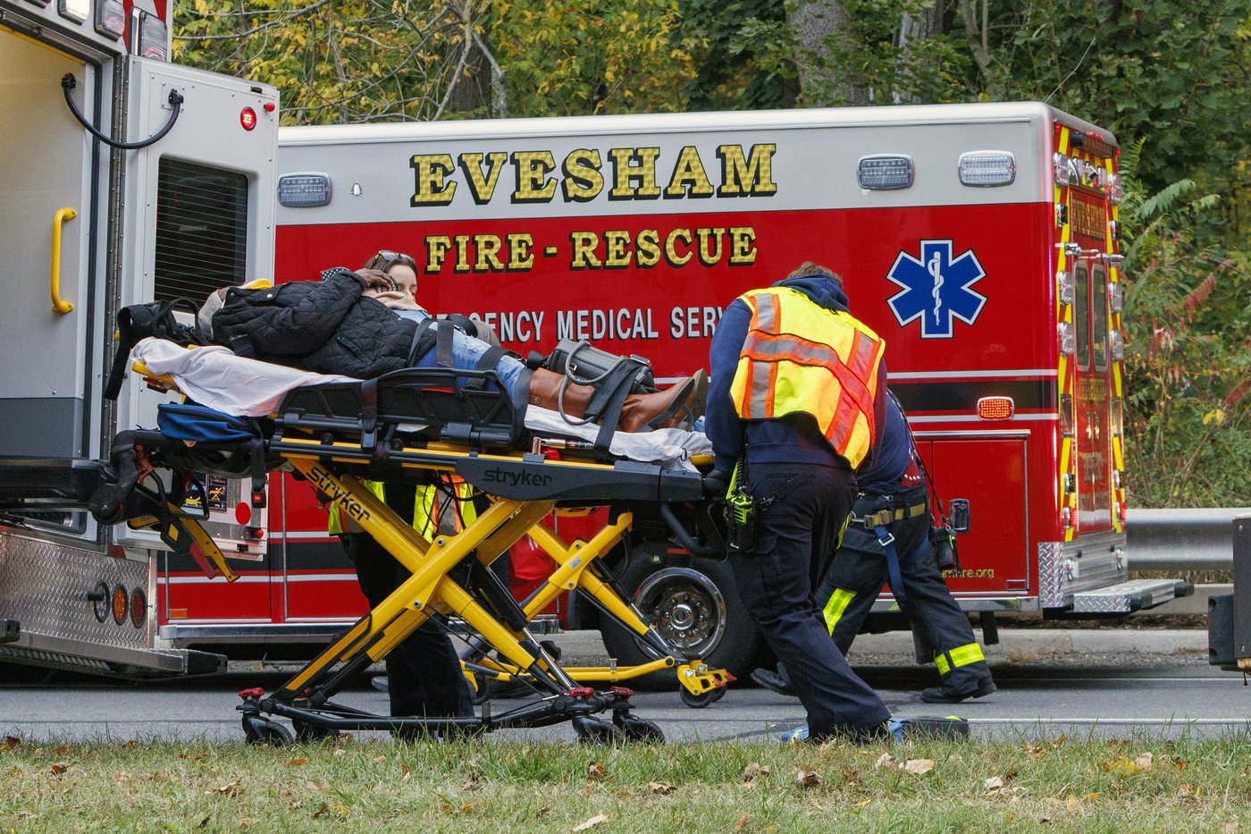 Operator dies and passengers injured as New Jersey commuter train hits a piece of a tree | iNFOnews.ca Operator dies and passengers injured as New Jersey commuter train hits a piece of a tree | iNFOnews.ca