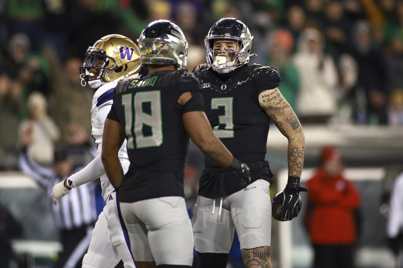 Gabriel throws for 2 TDs and runs for another, No. 1 Oregon routs rival Washington 49-21 | iNFOnews.ca