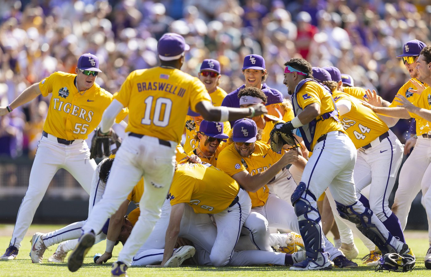 LSU sweeps Coastal Carolina in CWS finals for its 2nd national title in 3 years and 8th overall | iNFOnews.ca