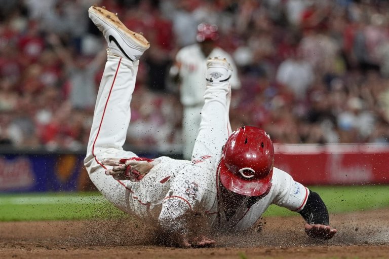 Reds score twice in 8th on wild pitches to beat Athletics 5-4 | iNFOnews.ca