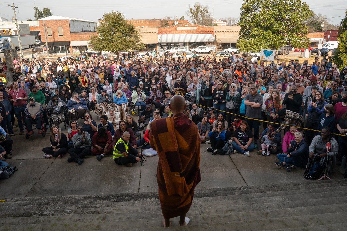 Buddhist monks and their dog captivate Americans while walking for peace | iNFOnews.ca Buddhist monks and their dog captivate Americans while walking for peace | iNFOnews.ca