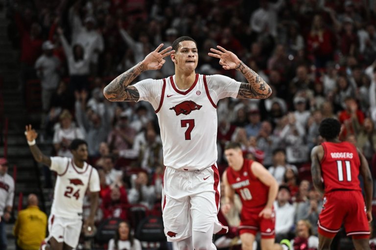Brazile scores 21 points as No. 25 Arkansas hands No. 6 Louisville its 1st loss, 89-80 | iNFOnews.ca