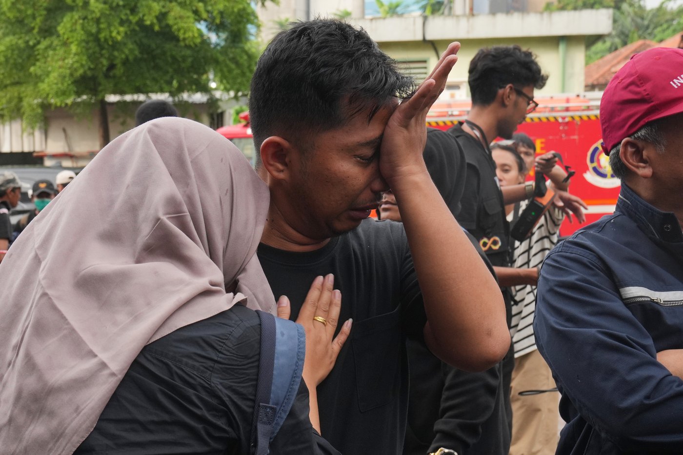 Rescuers recover victims from an Indonesia train crash, in photos | iNwheels
