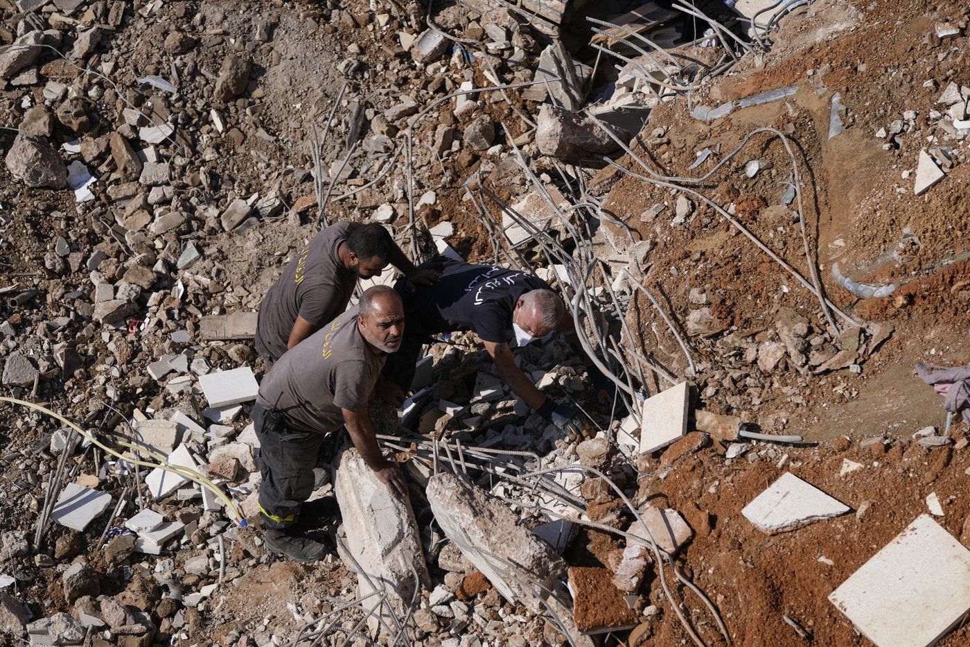 Rescuers pull 30 bodies from a building in central Lebanon hit in an Israeli strike | iNFOnews.ca