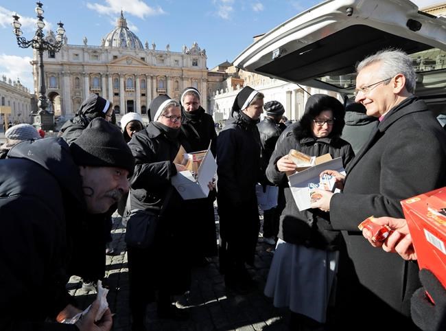 Pope treats homeless to lunch as he marks Epiphany | iNFOnews.ca