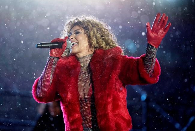 Twain's dramatic dog sled entrance fitting for Sunday's snowy Grey Cup | iNFOnews.ca