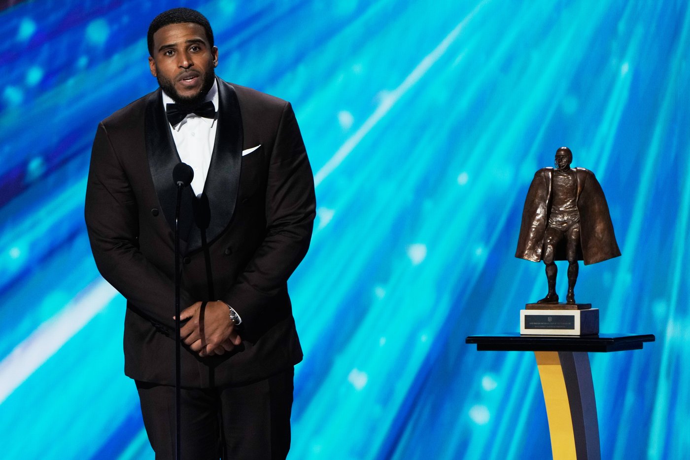 Commanders star Bobby Wagner named Walter Payton NFL Man of the Year, honors mother lost to stroke | iNFOnews.ca Commanders star Bobby Wagner named Walter Payton NFL Man of the Year, honors mother lost to stroke | iNFOnews.ca