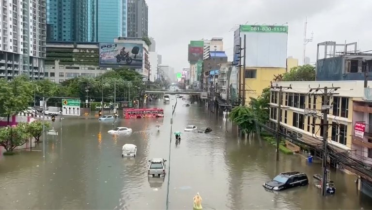Heavy rain and flooding in Bangkok disrupts traffic and prompts evacuations | iNFOnews.ca