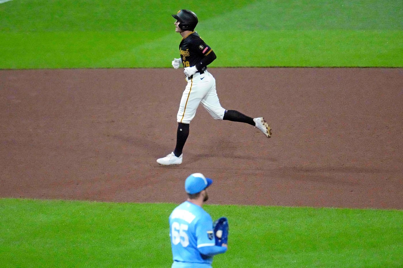 Brandon Lowe's go-ahead homer in the 8th lifts the Pirates past the Royals, 6-5 | iNFOnews.ca