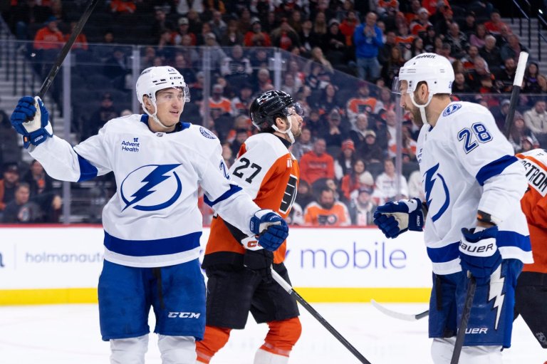 Lightning beat Flyers for 10th straight win as Cooper notches 600th win | iNFOnews.ca