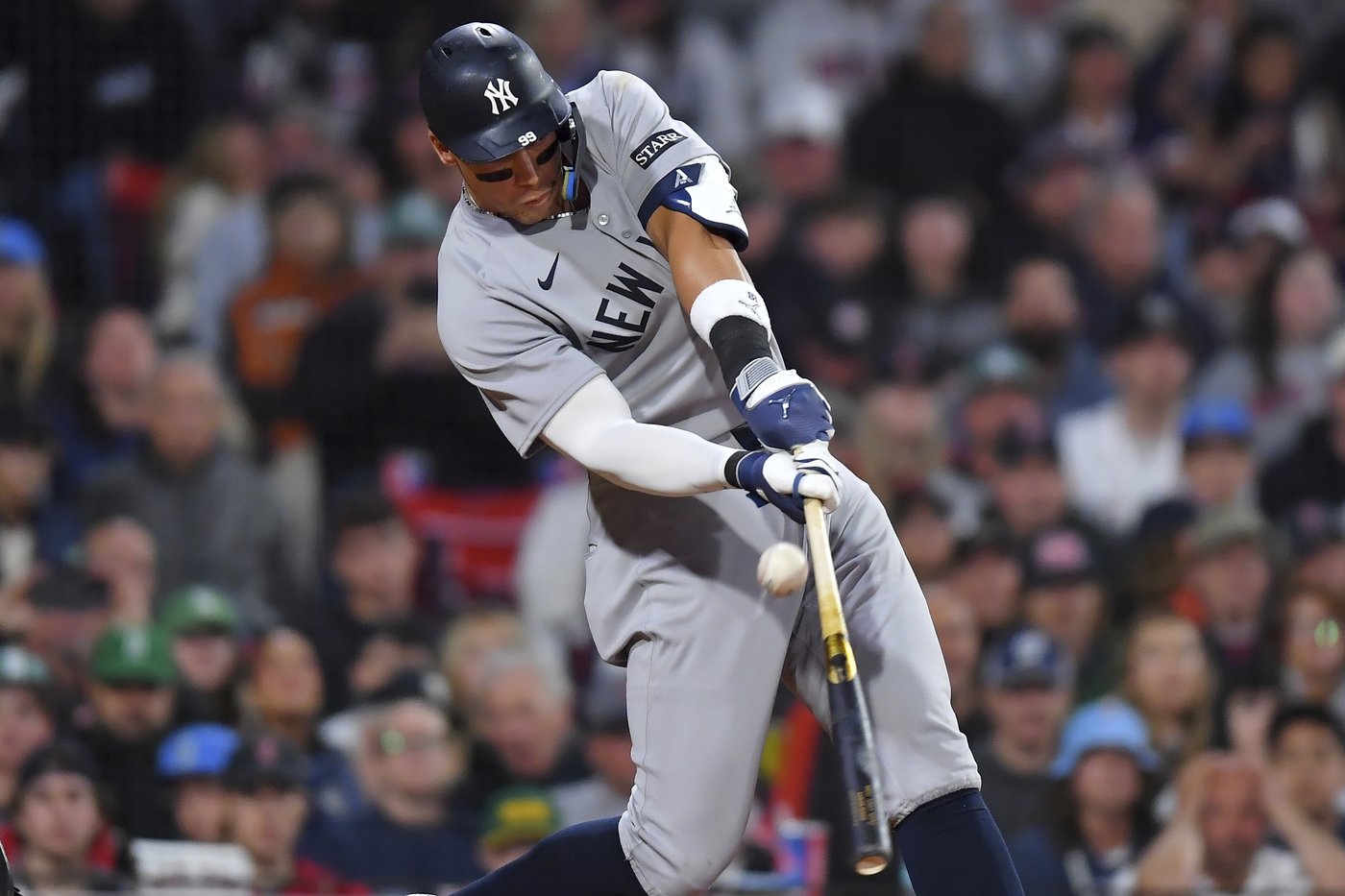 Red Sox manager Alex Cora and Yankees slugger Aaron Judge create happy moment for Cora's twin boys | iNFOnews.ca