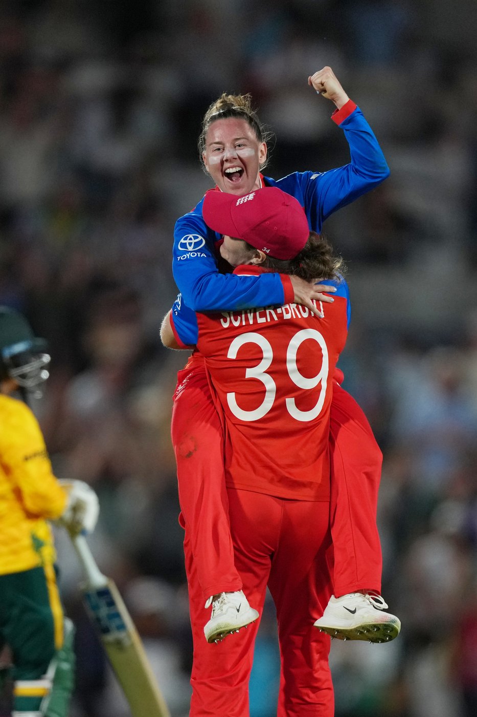 Captain Sciver-Brunt’s stirring 75 leads England into Women's T20 World Cup final | iNFOnews.ca