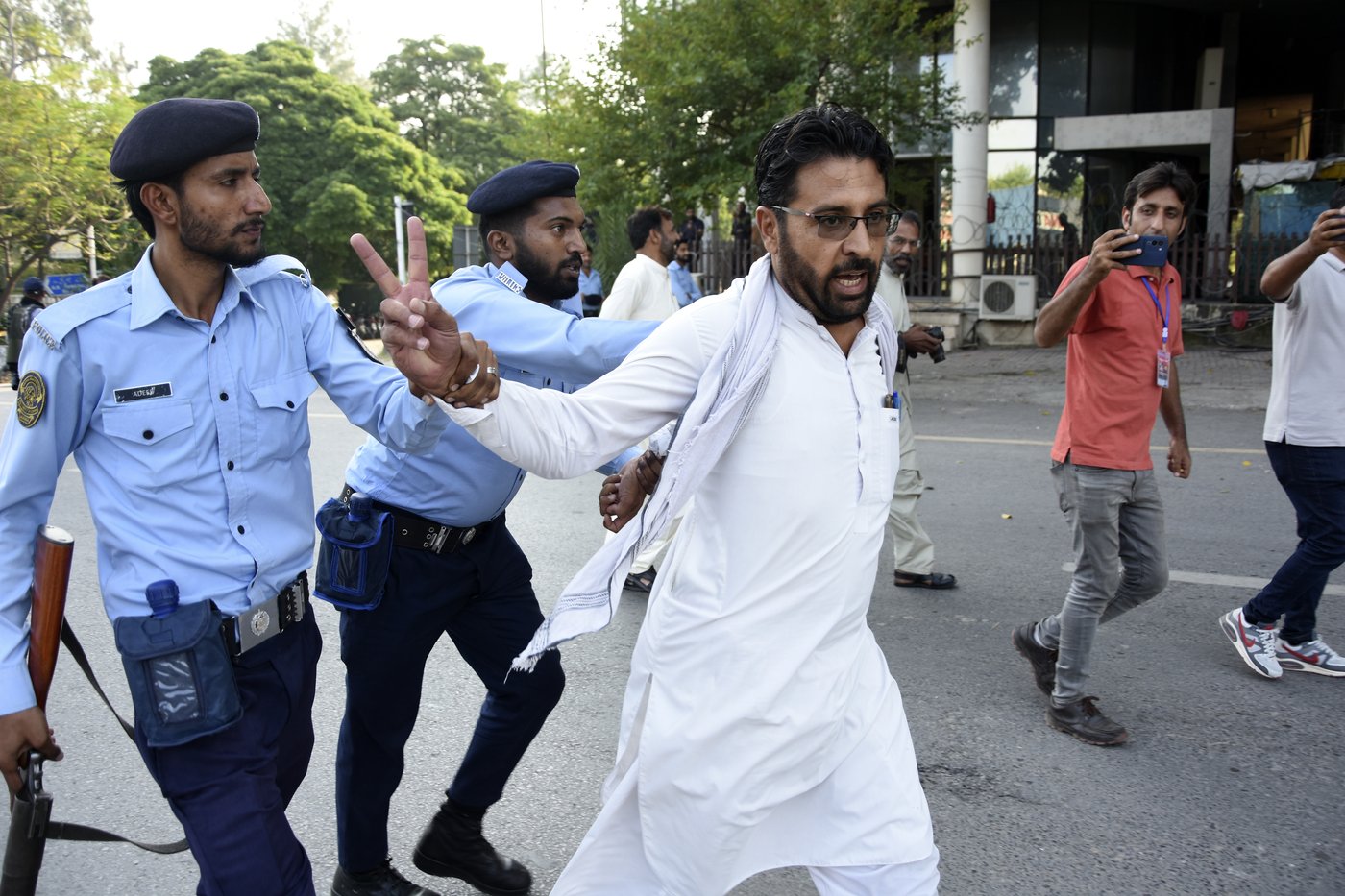 Pakistan capital locked down to thwart a rally to support ex-leader Imran Khan | iNFOnews.ca