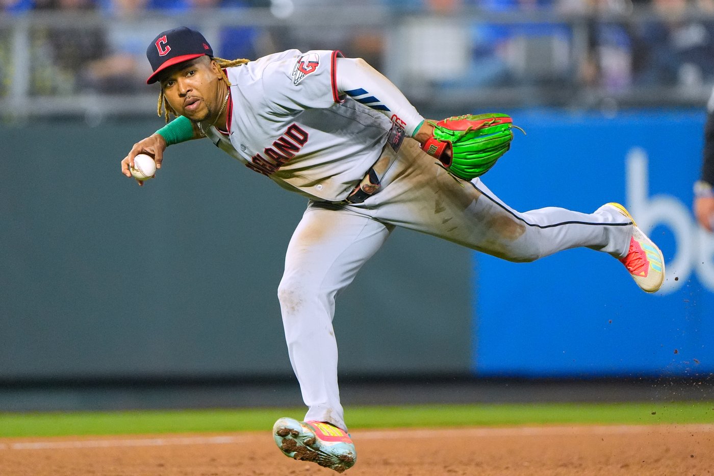 Guardians maintain 1-game AL Central lead, beat Royals 12-9 with help from 6 walks in 5-run 9th | iNFOnews.ca