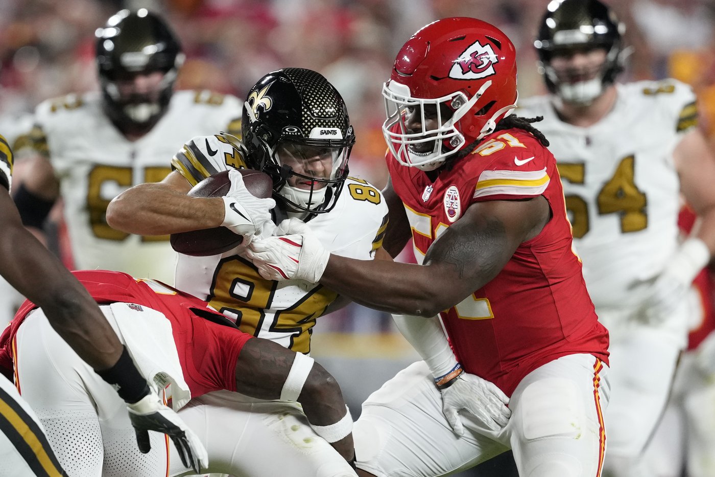 Patrick Mahomes throws for 331 yards, Derek Carr hurt as Chiefs shut down Saints for 26-13 victory | iNFOnews.ca Patrick Mahomes throws for 331 yards, Derek Carr hurt as Chiefs shut down Saints for 26-13 victory | iNFOnews.ca