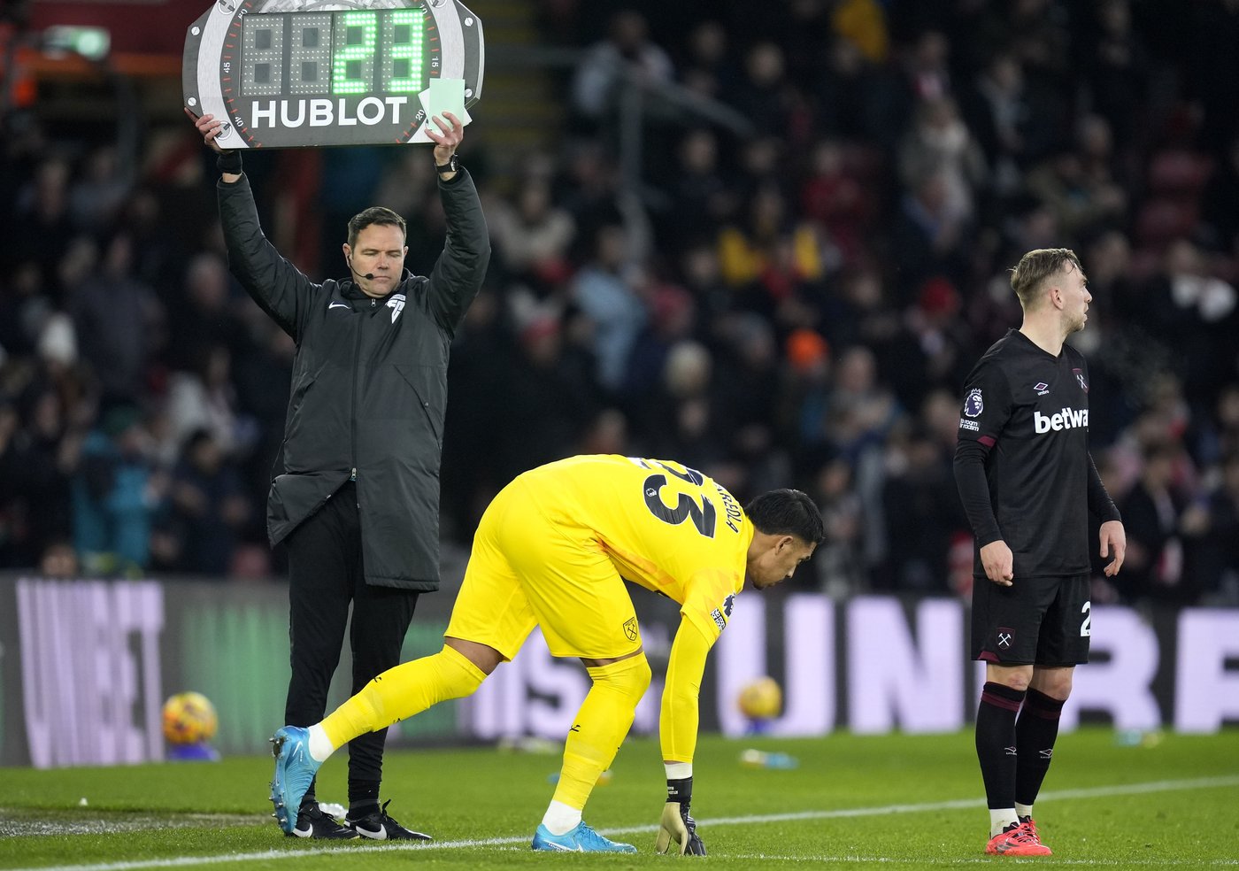 West Ham goalkeeper Lukasz Fabianski alert and conscious after being taken off on a stretcher | iNFOnews.ca