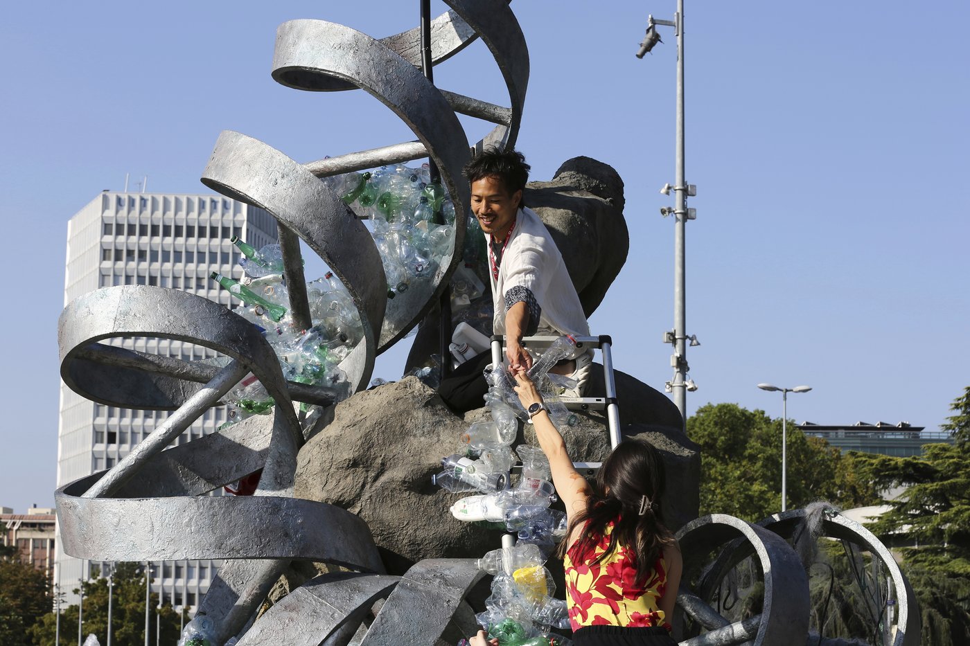 Artist drowns sculpture in plastic waste in front of the UN during plastic pollution treaty talks | iNFOnews.ca Artist drowns sculpture in plastic waste in front of the UN during plastic pollution treaty talks | iNFOnews.ca