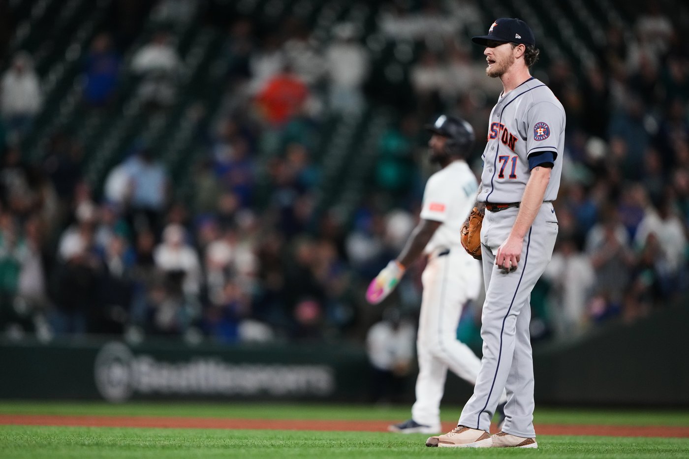 Mariners rally past Astros 6-5 in 10 innings to keep faint playoff hopes alive | iNFOnews.ca