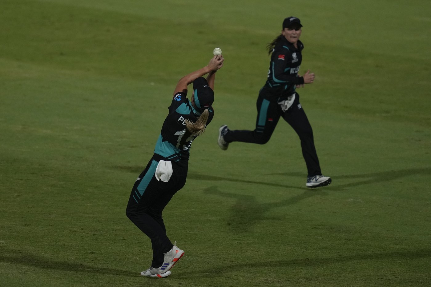 New Zealand survives anxious last over to beat West Indies and reach Women’s T20 World Cup final | iNFOnews.ca