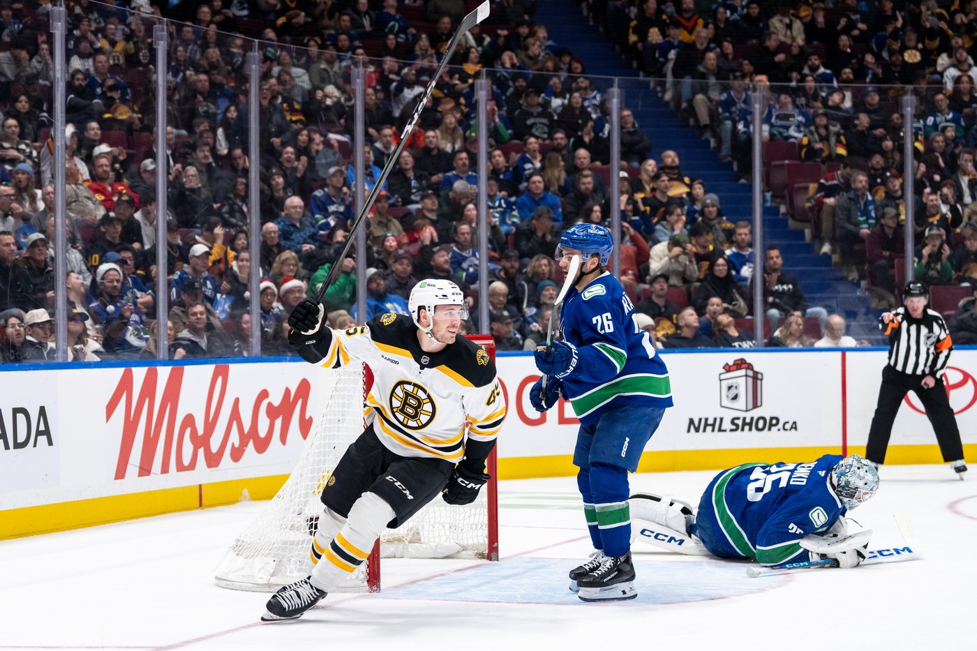 Pastrnak puts up four points, Boston Bruins thump Vancouver Canucks 5-1 | iNFOnews.ca