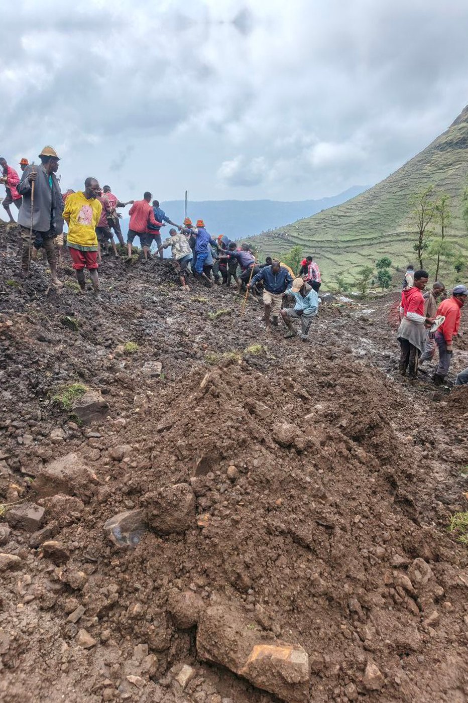 Ethiopia declares 3 days of mourning after landslides in the south kill 80 people | iNFOnews.ca