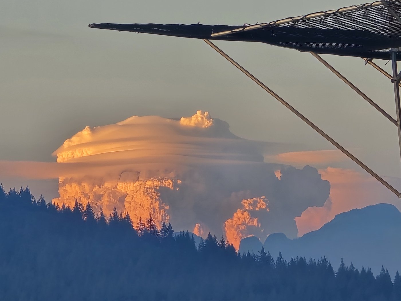 Pyrocumulus clouds from wildfire in Fraser Canyon loom high over B.C. | iNFOnews.ca