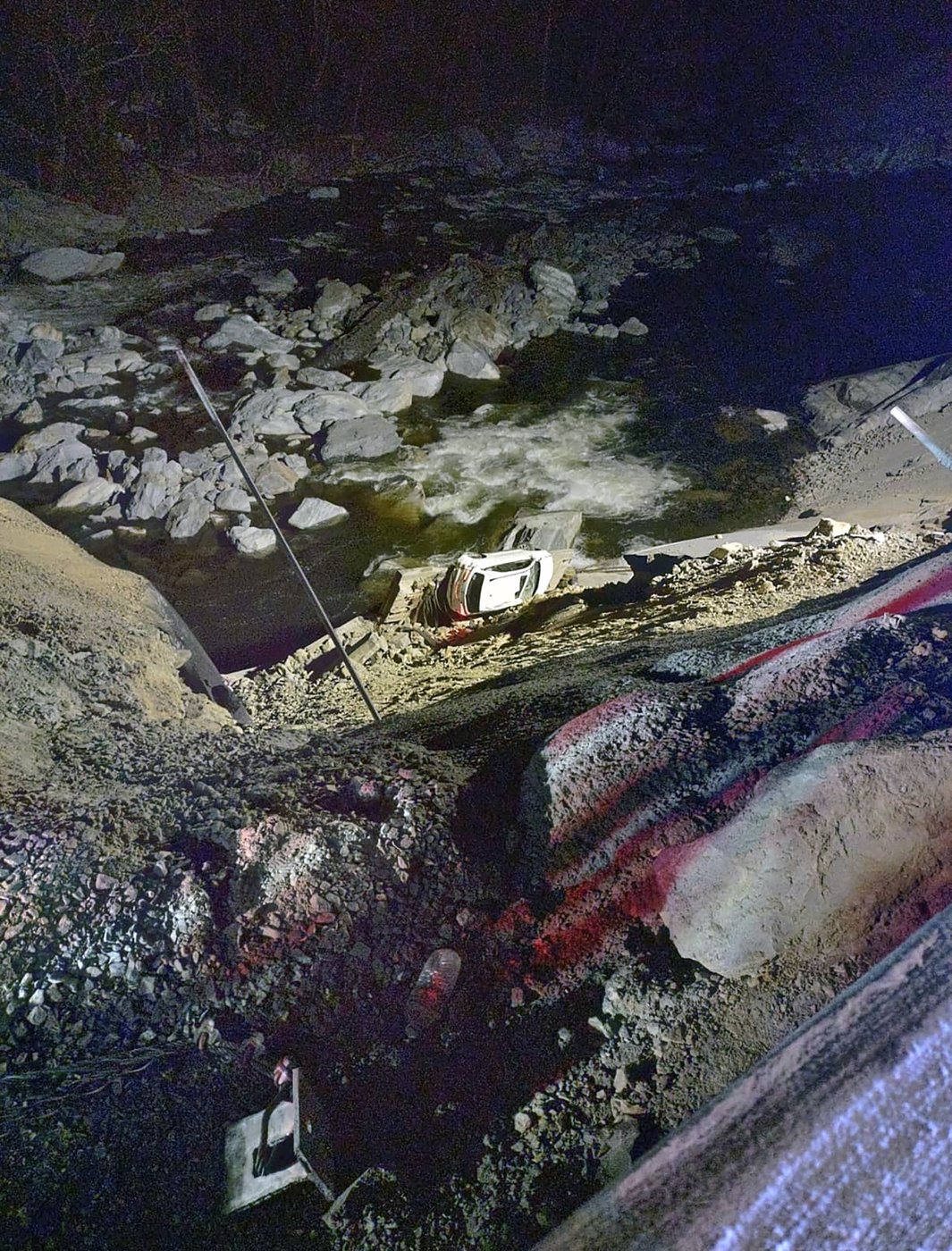 Driver dies after crashing off hurricane-damaged highway in North Carolina | iNFOnews.ca