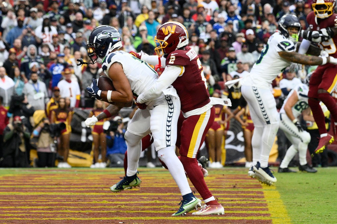 Commanders snap Seattle's 12-game winning streak, beat the Seahawks 33-31 | iNFOnews.ca