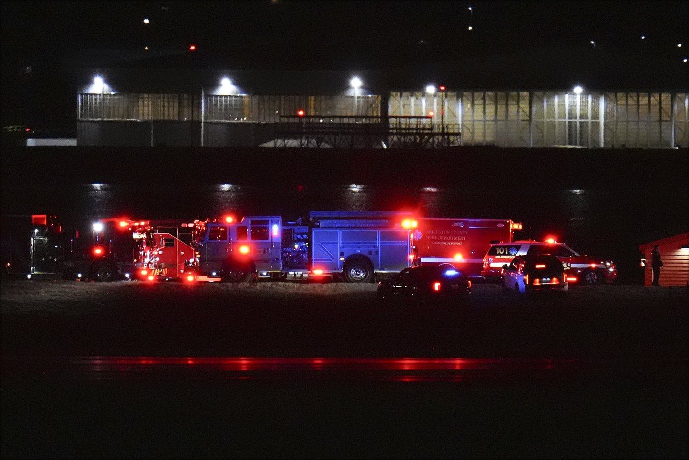 Passenger jet with 64 aboard collides with Army helicopter while landing at Reagan Airport near DC | iNFOnews.ca Passenger jet with 64 aboard collides with Army helicopter while landing at Reagan Airport near DC | iNFOnews.ca