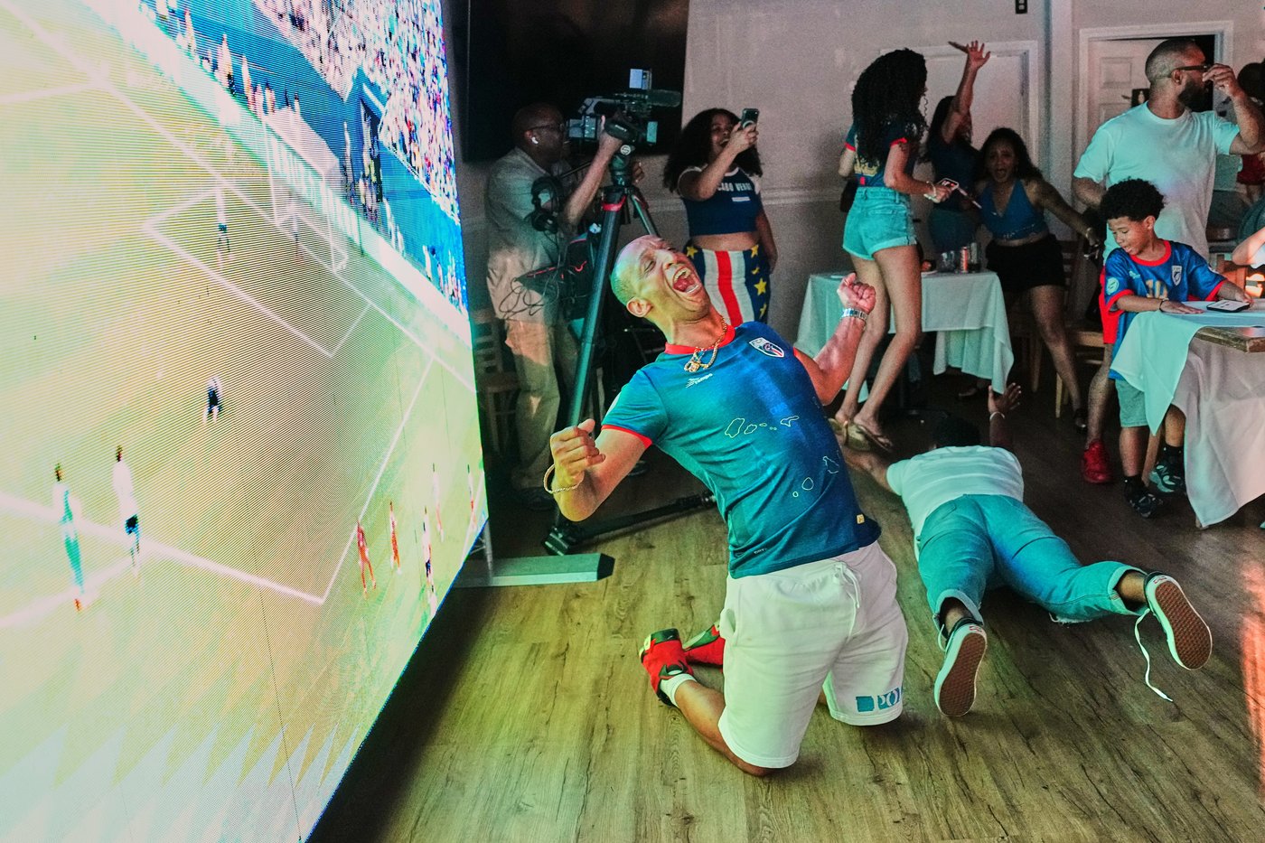 Soccer fans around the world watch the World Cup, in photos | iNFOnews.ca