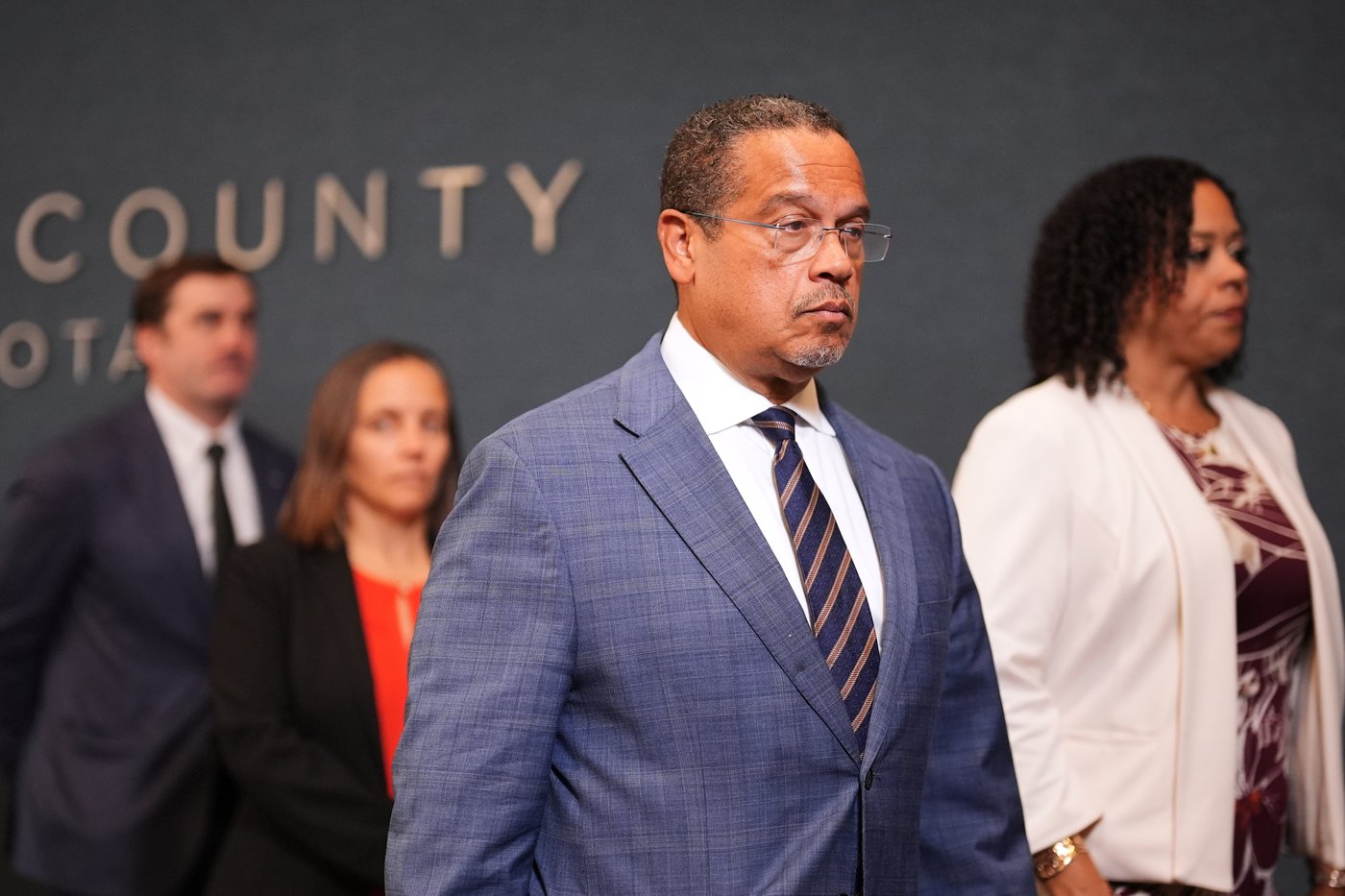 Bail set for ICE officer accused of lying and assault in non-fatal shooting in Minneapolis | iNFOnews.ca