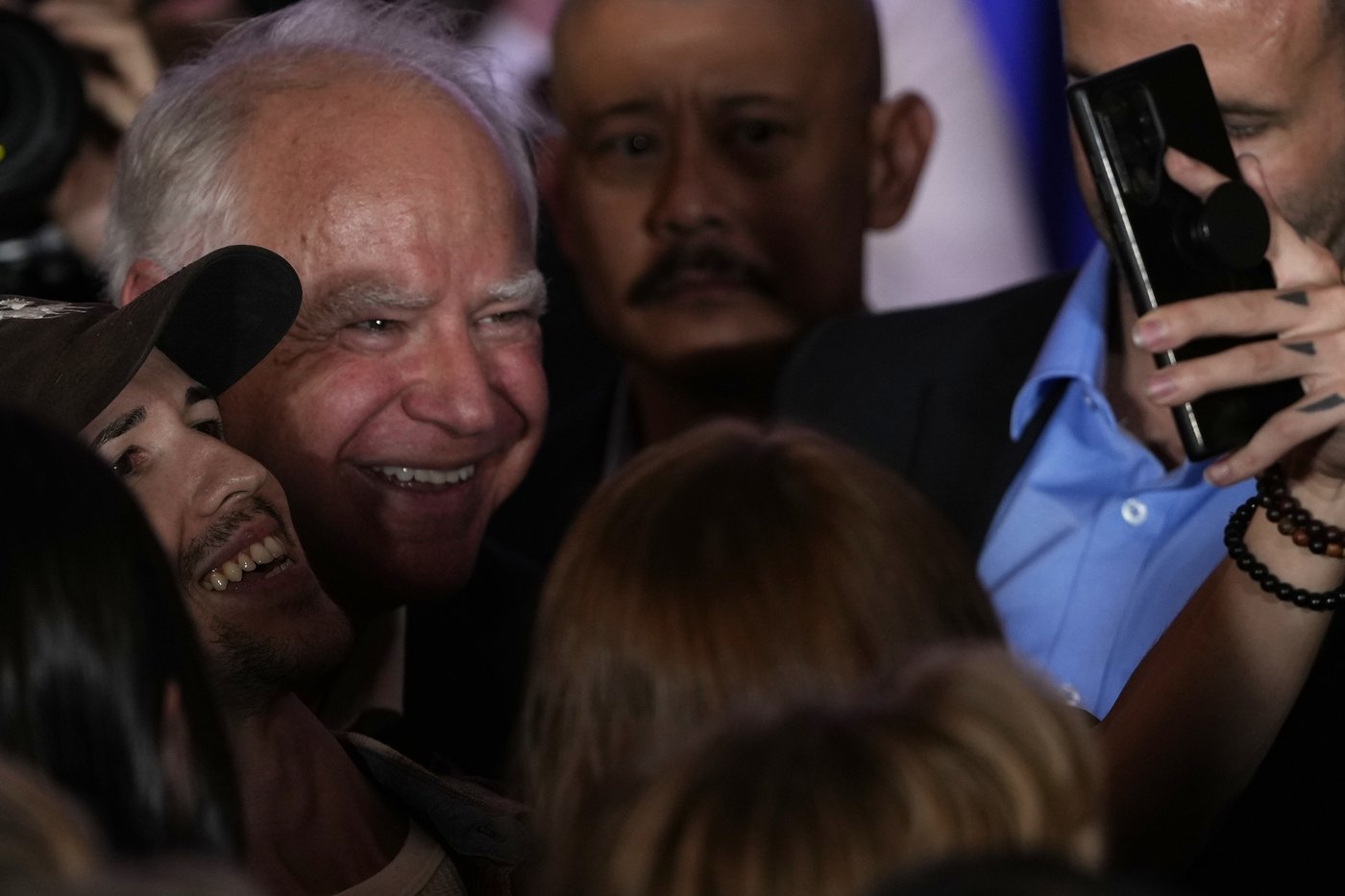 Walz attends Michigan-Minnesota college football game before final prep for Tuesday's debate | iNFOnews.ca
