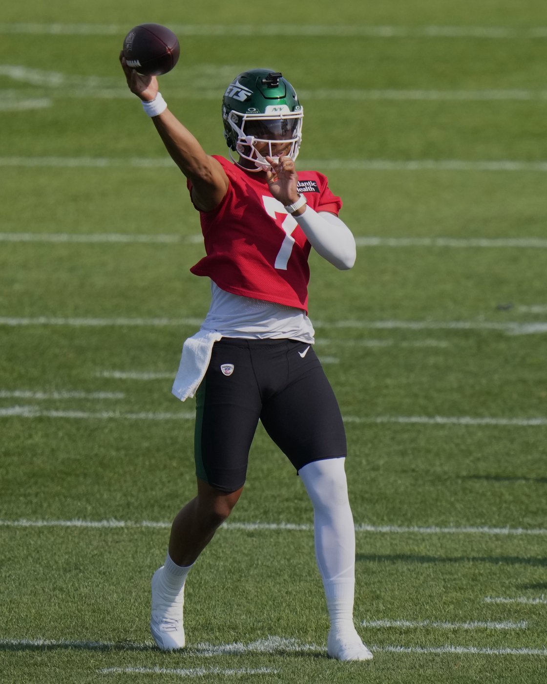 New York Jets quarterback Justin Fields carted off practice field with apparent leg injury | iNFOnews.ca