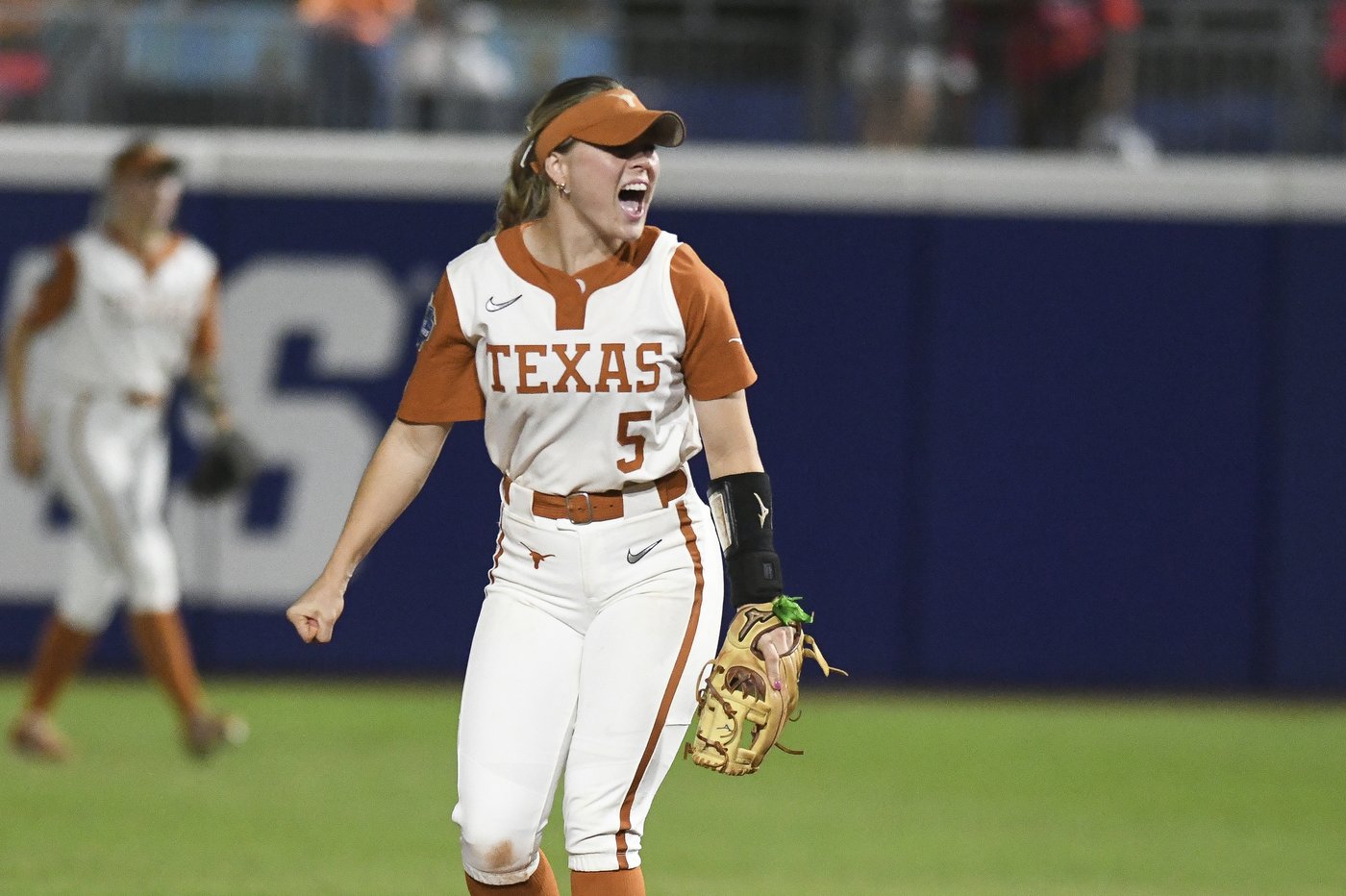 Atwood's hit on intentional walk attempt gives Texas a 2-1 win over Texas Tech in WCWS finals opener | iNFOnews.ca