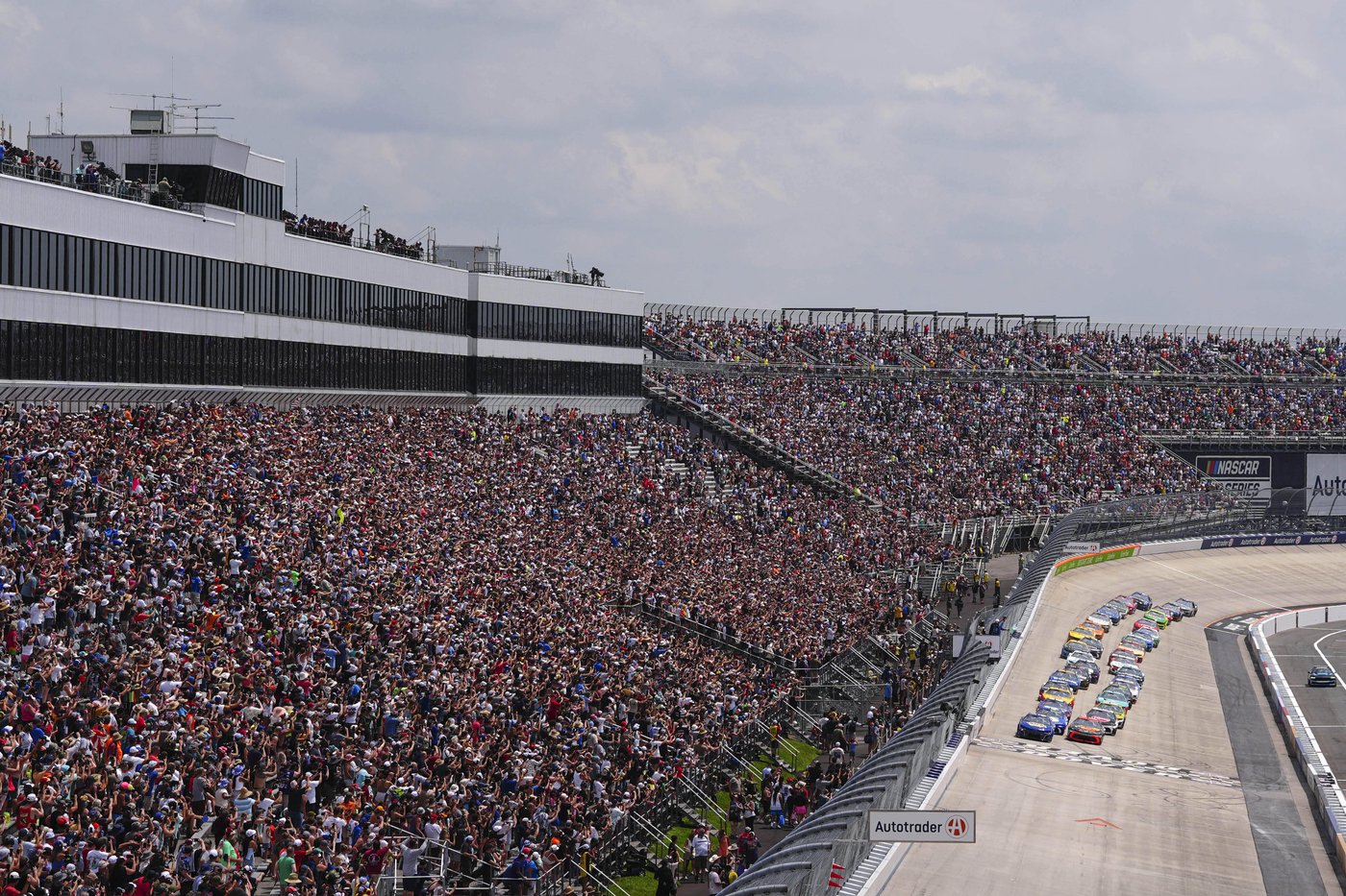 Denny Hamlin survives rain delay, overtime finish to win for 2nd straight year at Dover | iNFOnews.ca