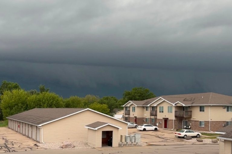 Wisconsin tornado causes extensive damage and cuts power to thousands of homes | iNFOnews.ca