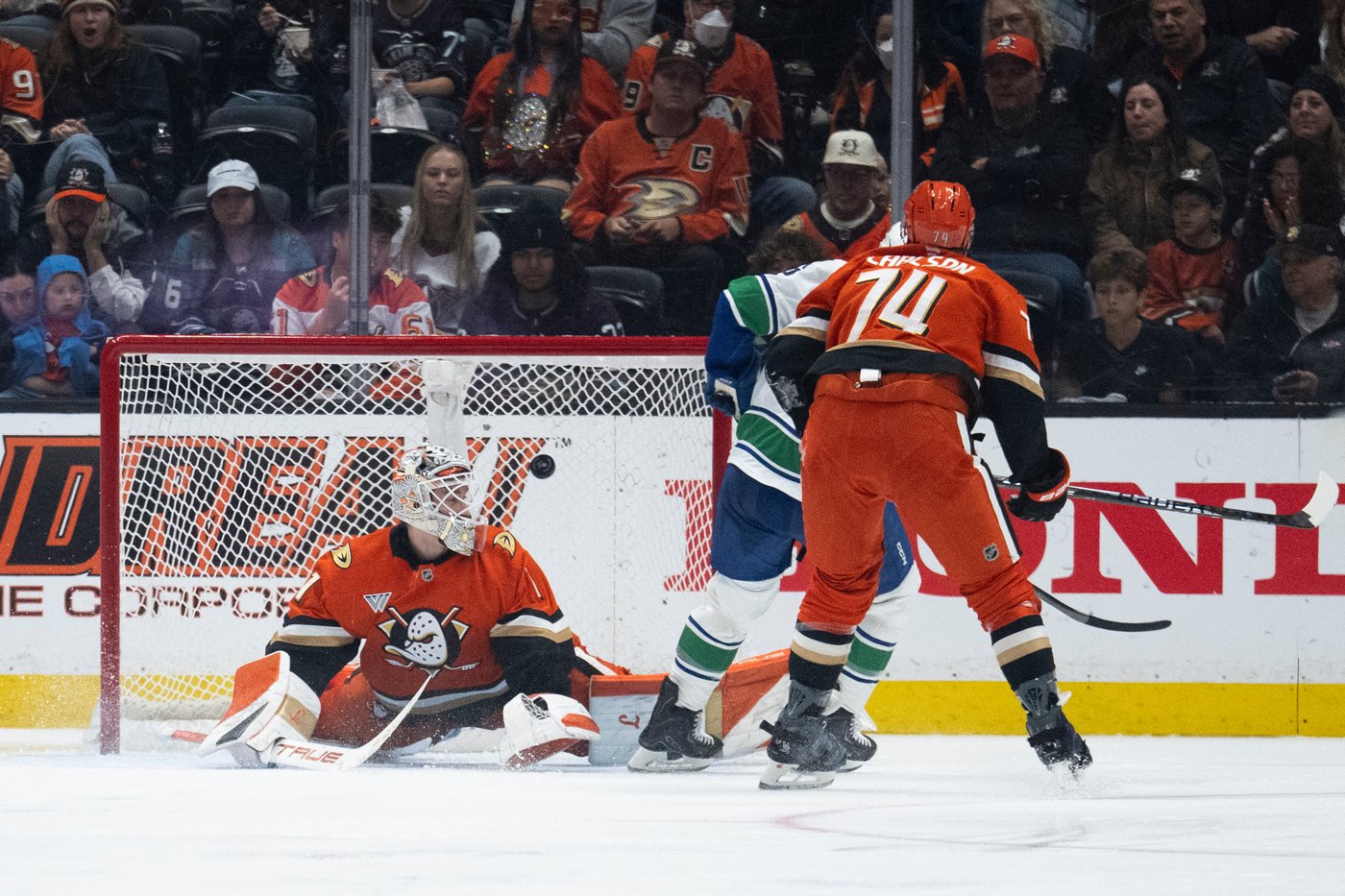 Rossi scores with 9.5 seconds left in regulation, Canucks beat Ducks 4-3 | iNFOnews.ca Rossi scores with 9.5 seconds left in regulation, Canucks beat Ducks 4-3 | iNFOnews.ca