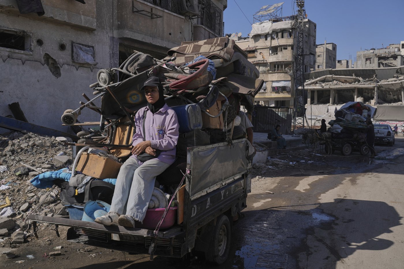 Photos show displaced Palestinians fleeing the northern Gaza Strip | iNFOnews.ca