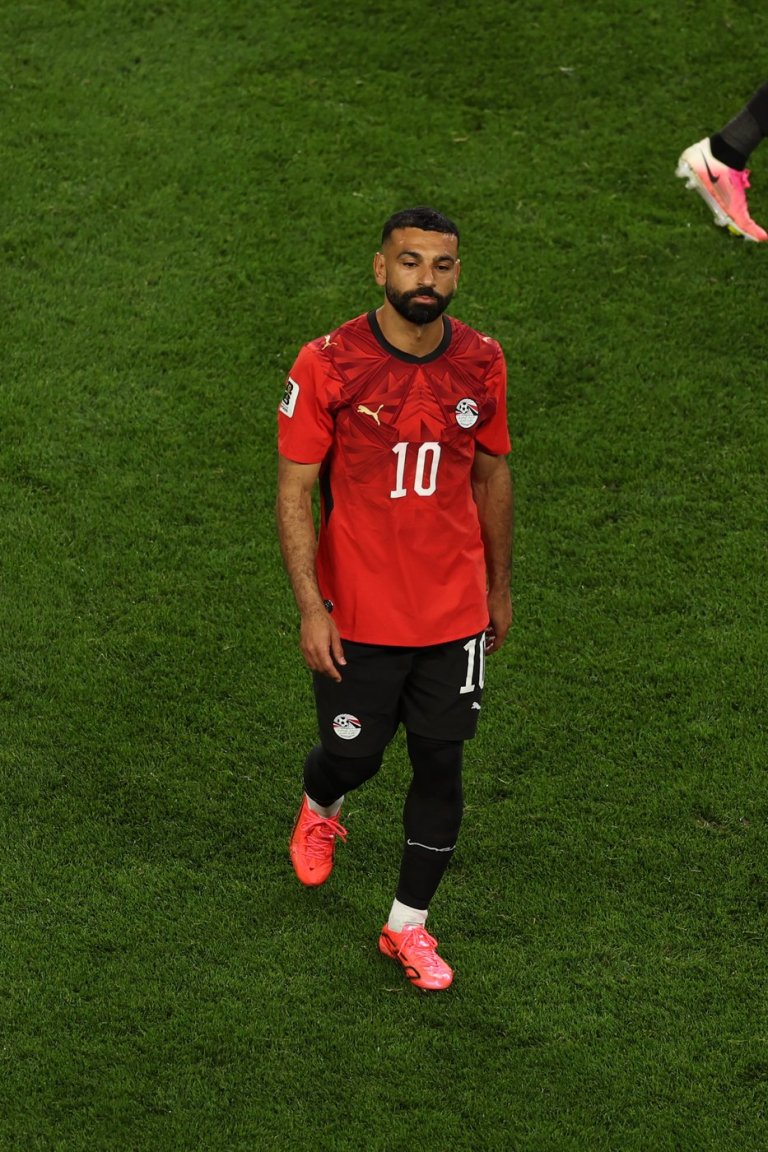 Egypt star Mohamed Salah leaves 1-1 World Cup draw with Iran due to left knee injury | iNFOnews.ca