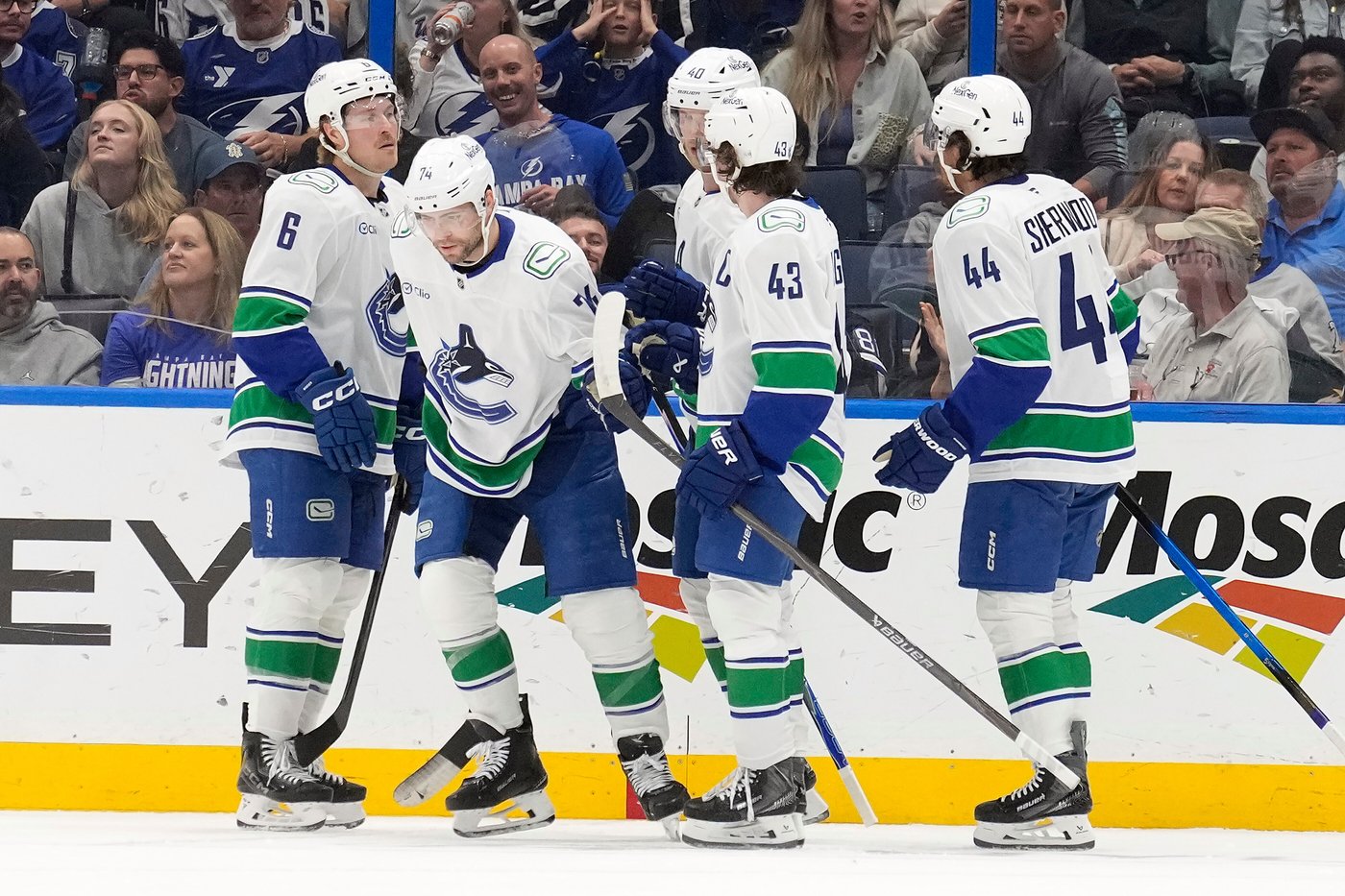 Canucks score 5 3rd-period goals to beat Lightning 6-2 and end 3-game skid | iNFOnews.ca Canucks score 5 3rd-period goals to beat Lightning 6-2 and end 3-game skid | iNFOnews.ca