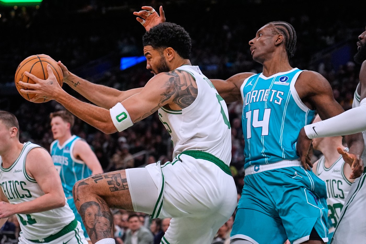 Brown scores 35 points as the Celtics beat the Hornets 113-102 to claim the season series | iNFOnews.ca