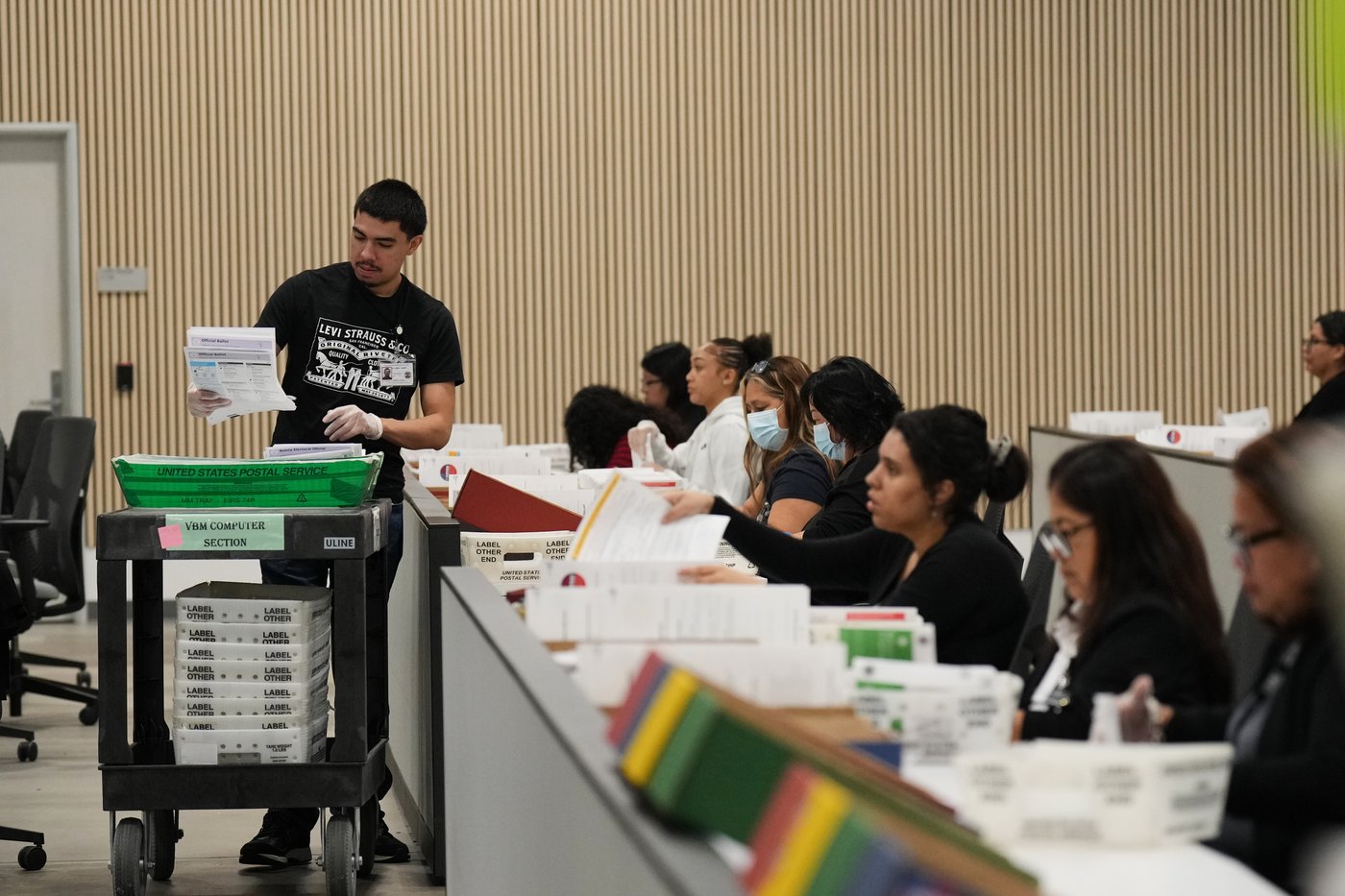 US attorney opens investigations into California's elections, sends prosecutor to LA vote center | iNFOnews.ca