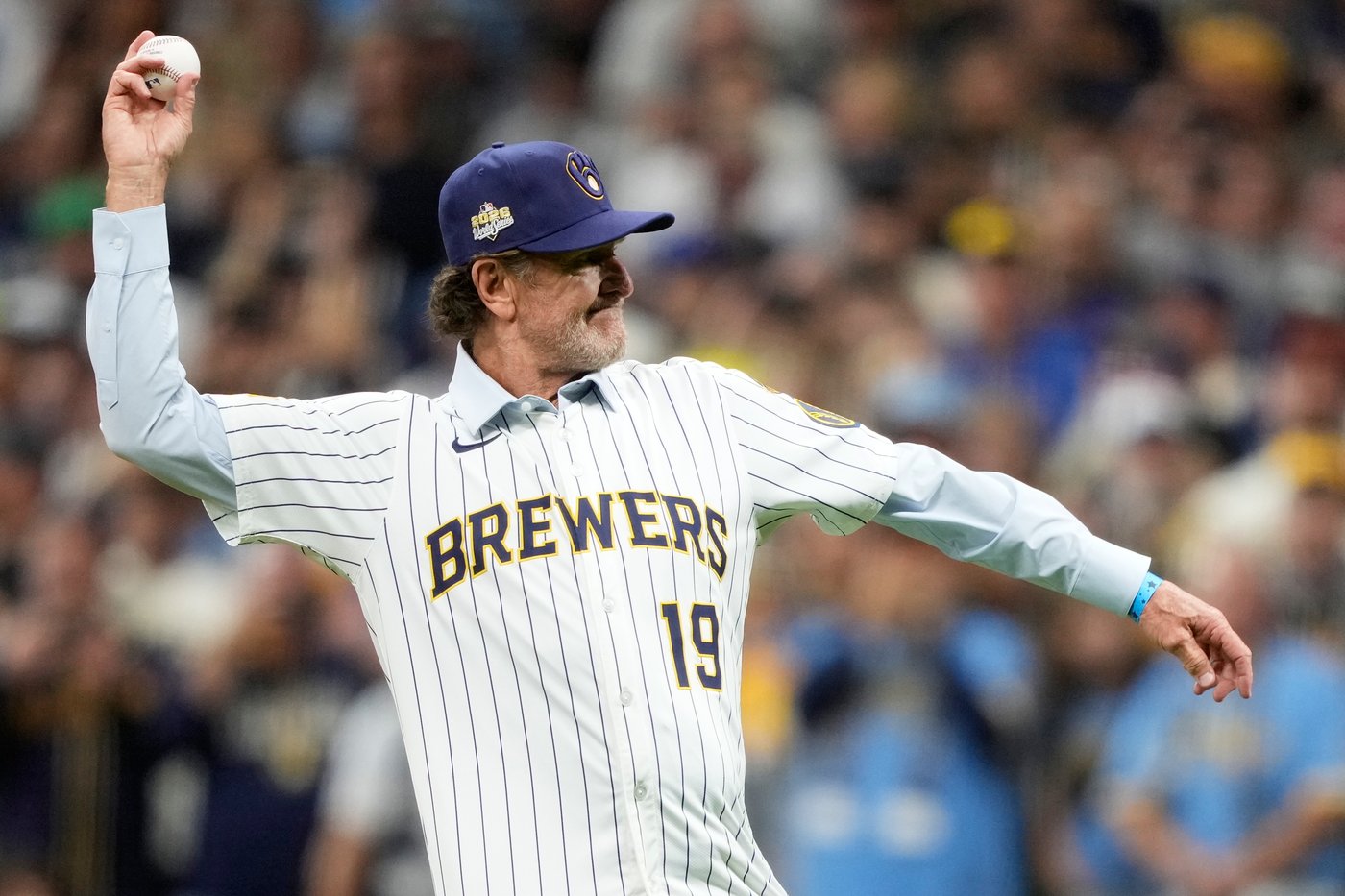 Robin Yount and Brewers' broadcast team pay tribute to Bob Uecker by borrowing from his wardrobe | iNFOnews.ca