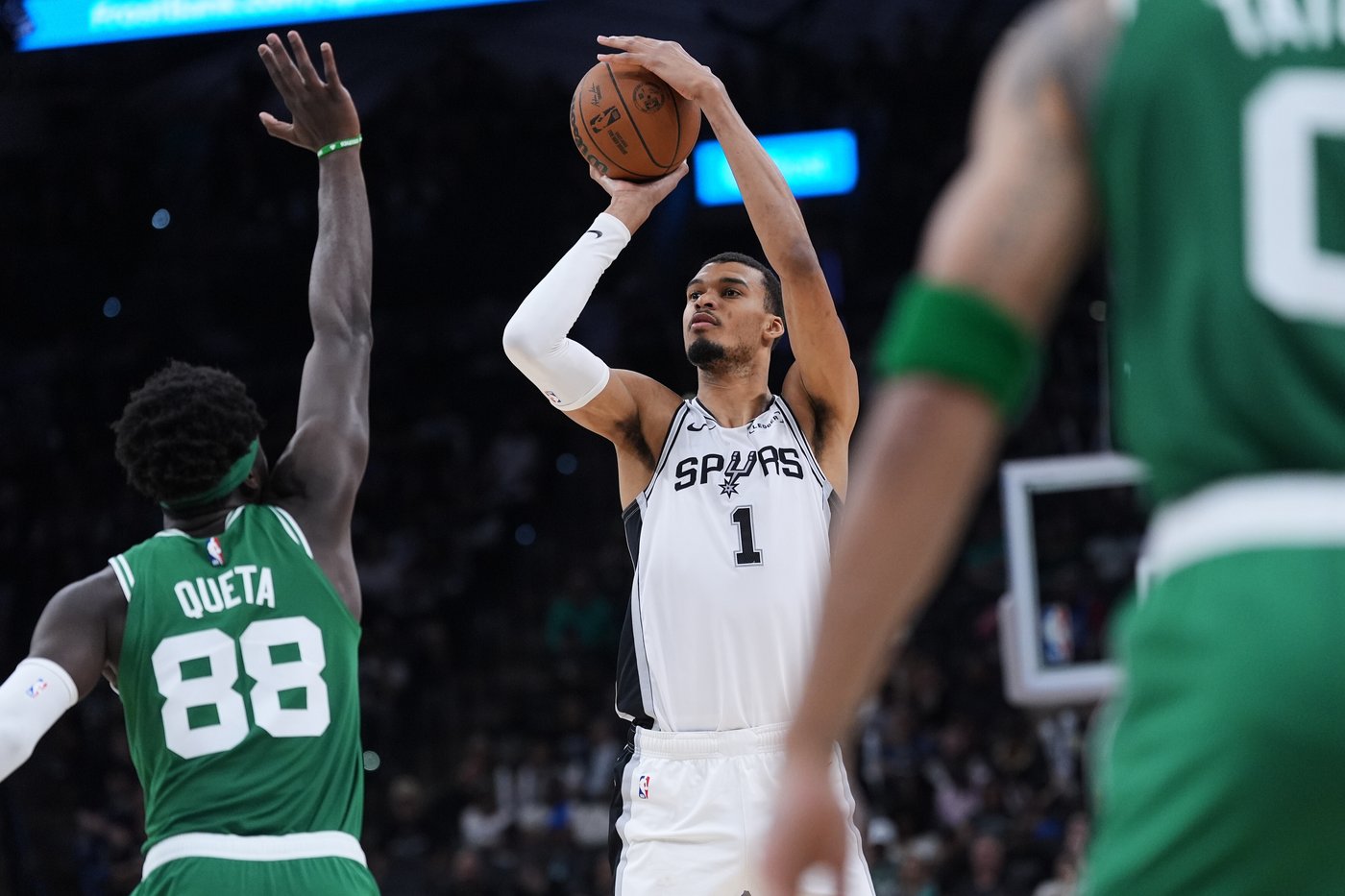 Wembanyama powers Spurs through physical victory over Celtics, 125-116 | iNFOnews.ca