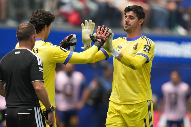 Injured Belgium goalkeeper Thibaut Courtois leaves World Cup quarterfinal match against Spain | iNFOnews.ca