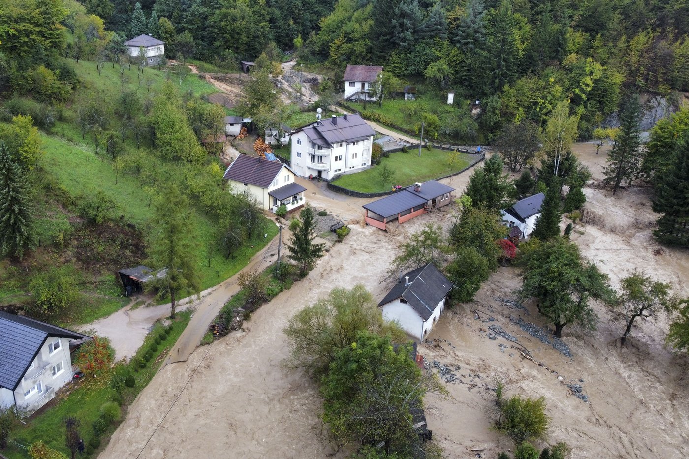 Rainstorms and heavy floods hit large parts of Bosnia, killing at least 16 people | iNFOnews.ca