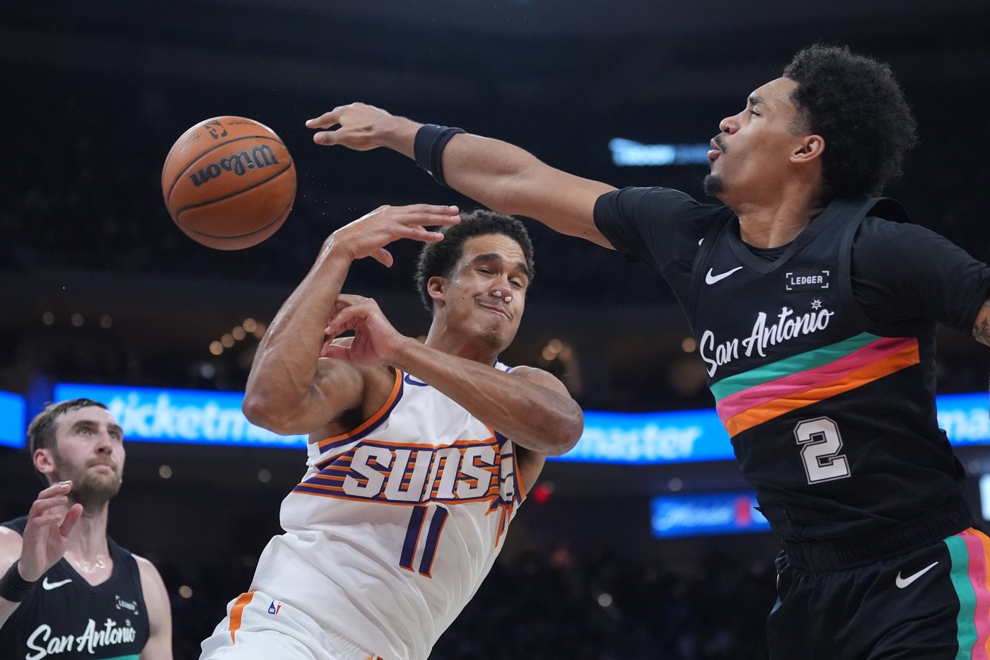 Spurs beat the Suns 121-94 in Austin for their 7th straight win | iNFOnews.ca