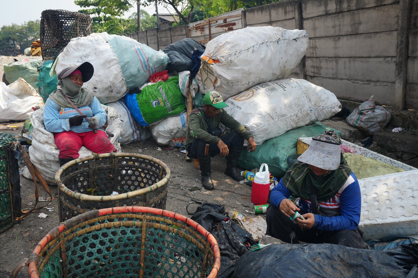 As Indonesia cuts methane emissions, life atop a mountain of garbage begins to change | iNFOnews.ca