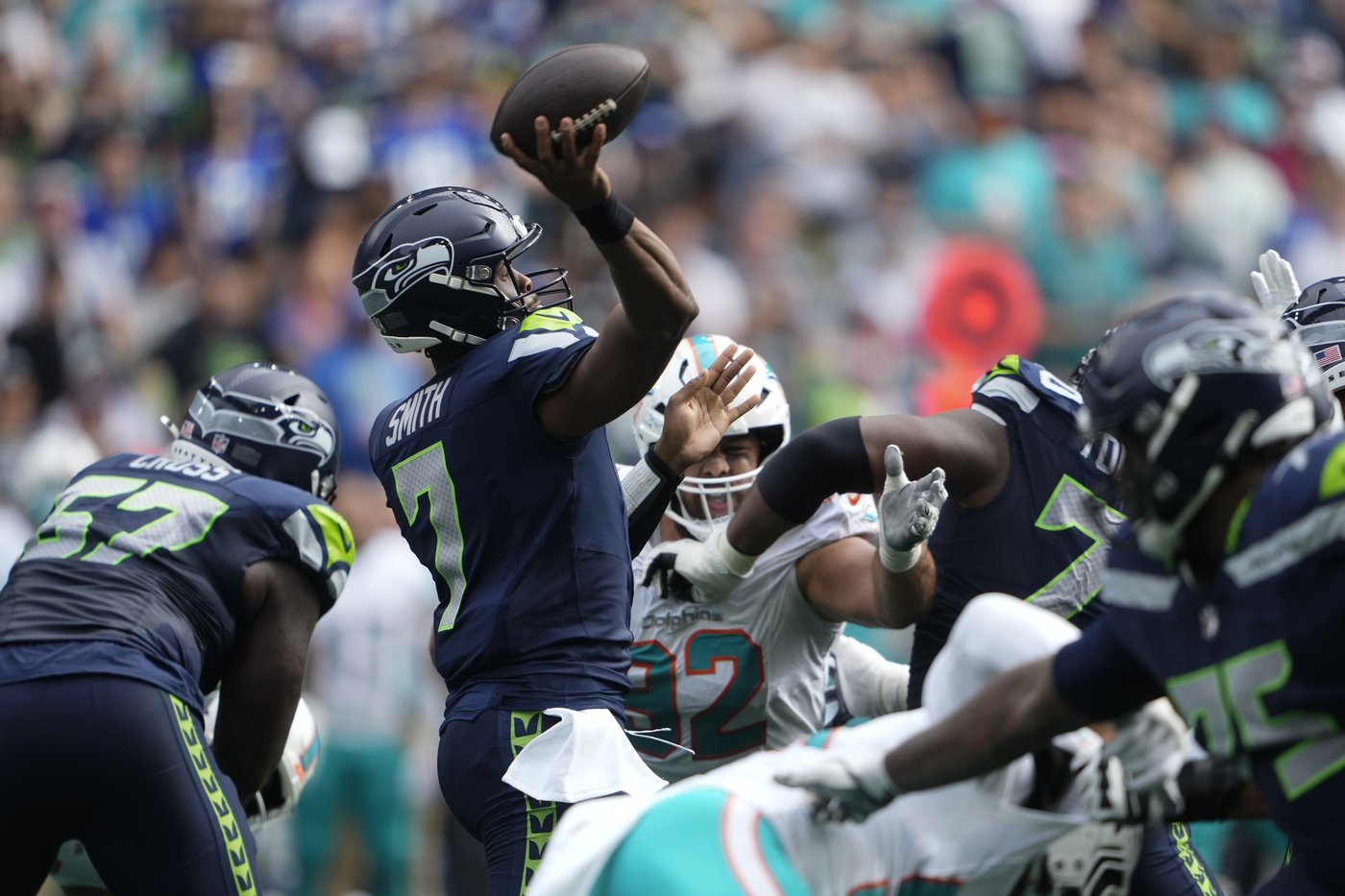 Seahawks roll to 24-3 win over Dolphins as Miami deals with another QB injury | iNFOnews.ca